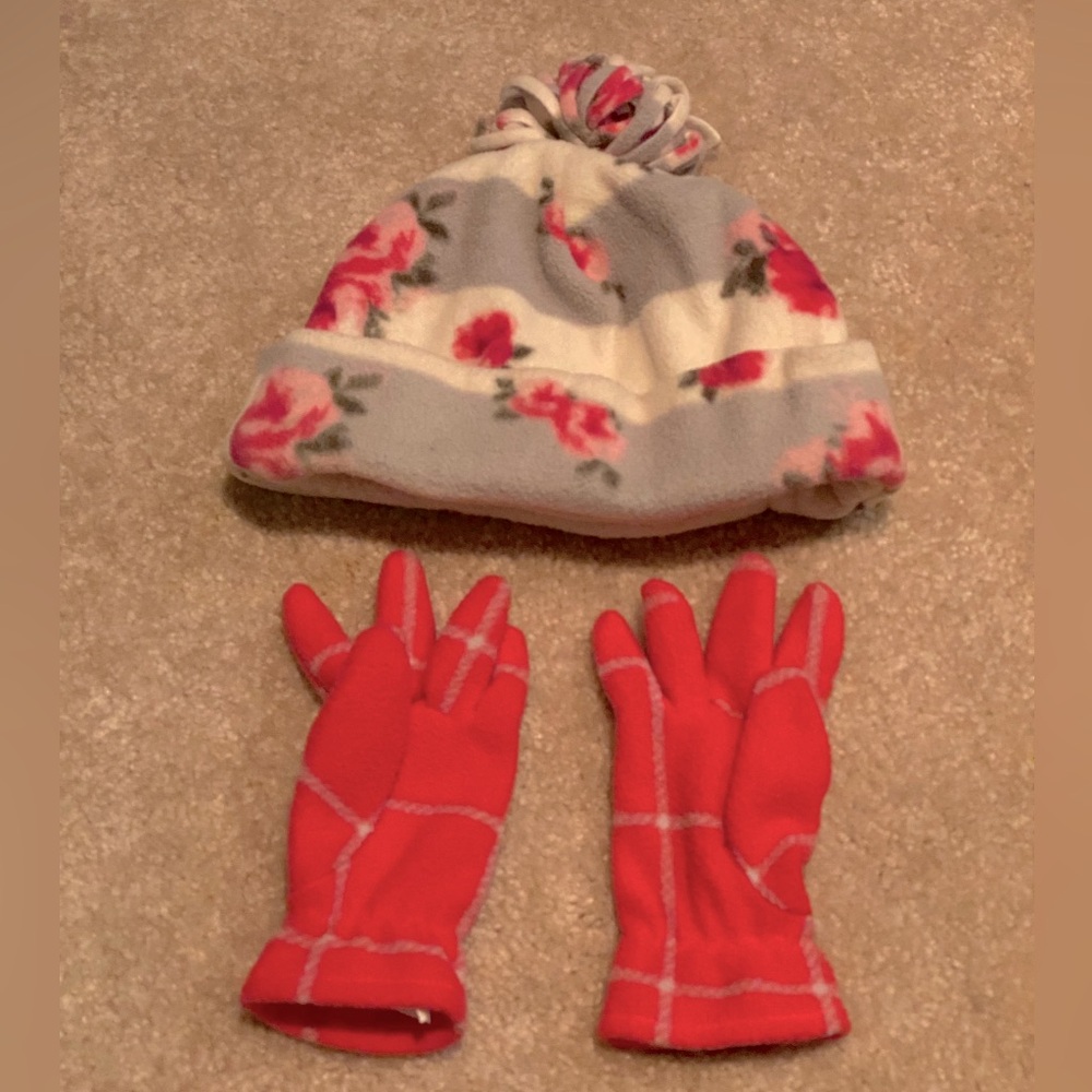 Girls floral winter hat & fleece gloves; 🧤 ⛄️ ❄️ Size small